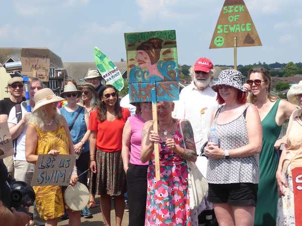 protest group on bridge 600px P1050020