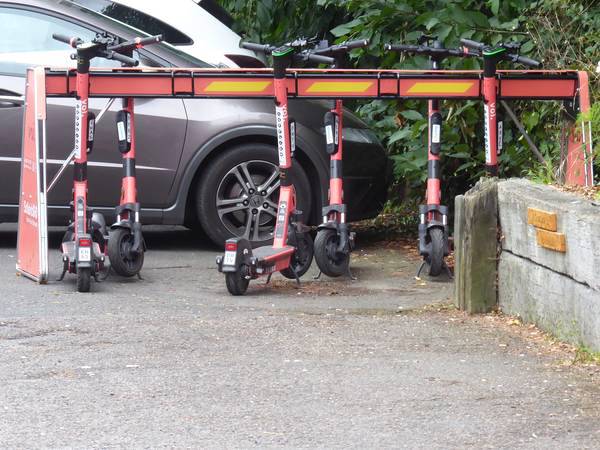 voi e scooter dock by Bitterne Station 600px P1020589