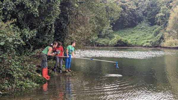 Guardians of the River Itchen carrying out water sampling 600px Pic Gavin Millar