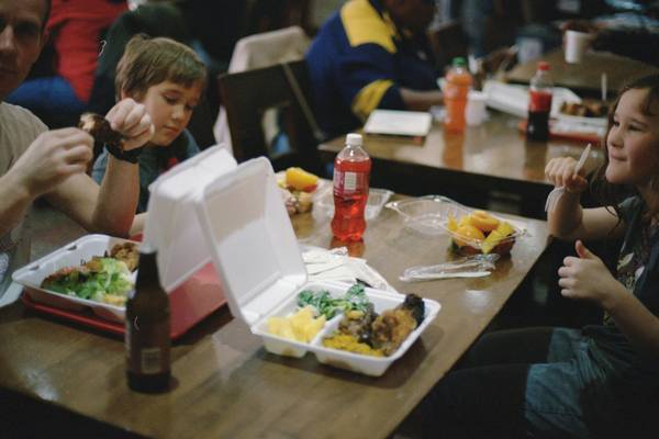 kids eating dinner 600px annie spratt NAt6a3c3nz0 unsplash