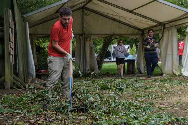 scouts clean up Woodmill AC photo Scouts